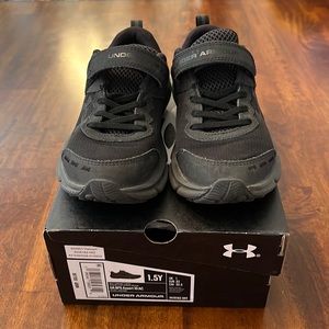 Under Armour size 1.5 BPS Assert 10 AC sneaker excellent condition all black